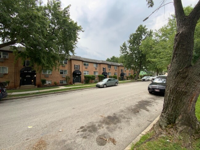 Renshaw Apartments offers a charming residence in a serene neighborhood, featuring well-maintained grounds and convenient parking. Your ideal living space awaits. Explore your new home today!