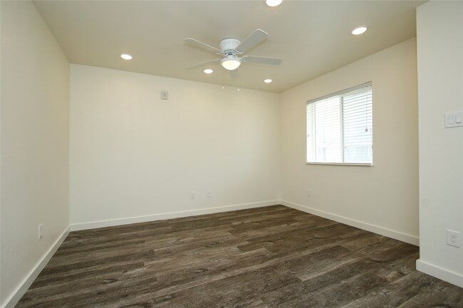 Photo - 21155 Gosling Rd