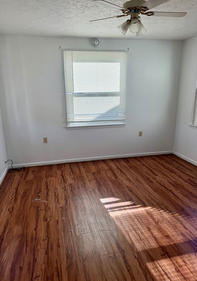 Photo - 1334 Main St