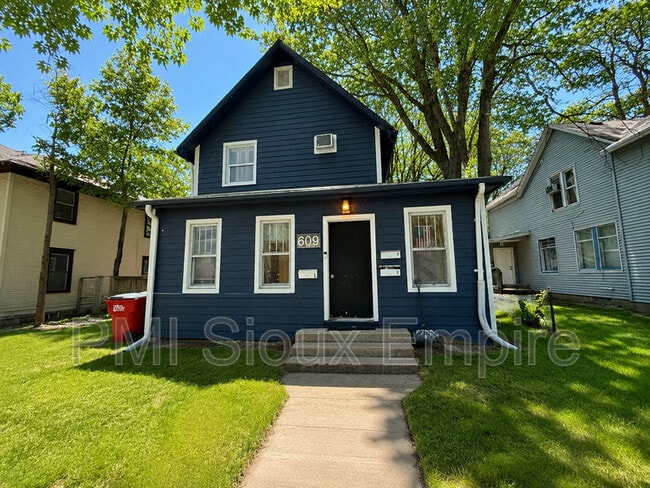 Building Photo - 609 S Spring Ave Unit 2