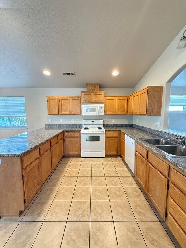 Photo - 3 bedroom, 2 bath home in White City!