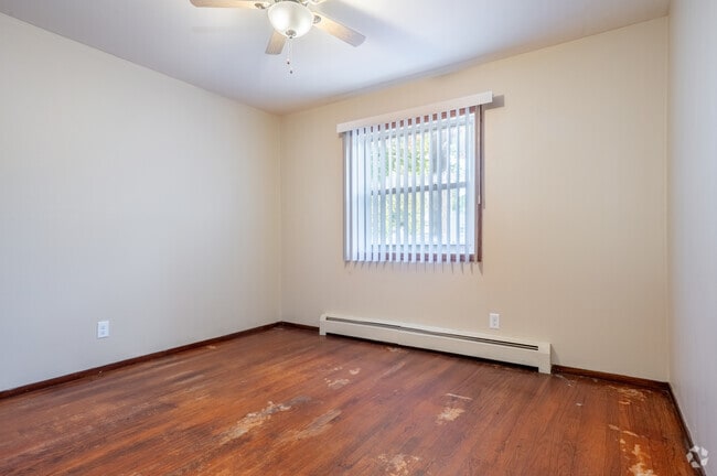 3BR, 1BA - 950SF - Bedroom - Madison Mayfair Apartments