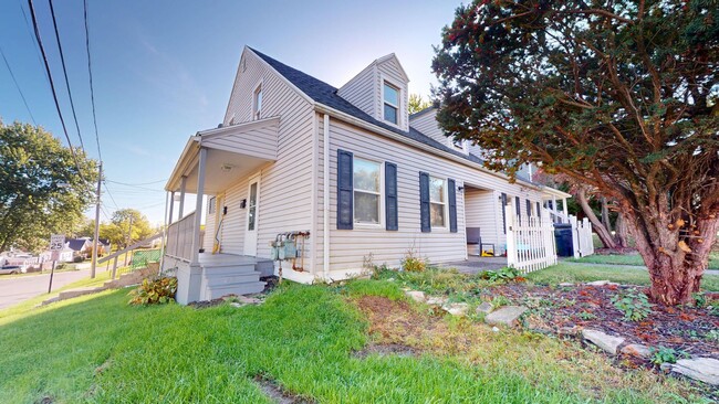 Building Photo - 353 Sturges Ave Unit 1/2