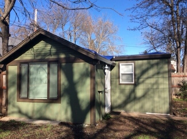 Building Photo - 1178 E 8th St Unit Studio