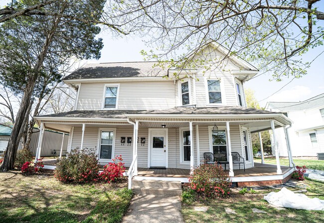 Building Photo - 1/2 Mo Off Special - Historic area - China Grove- 1 bed,1bath Unit