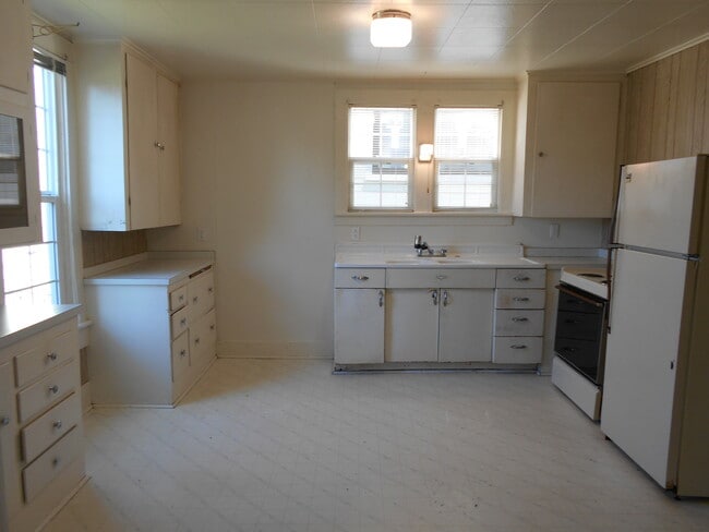 Photo - 3 Bedroom, 1 Bathroom Home in Sunnyland! PRELEASE NOW!