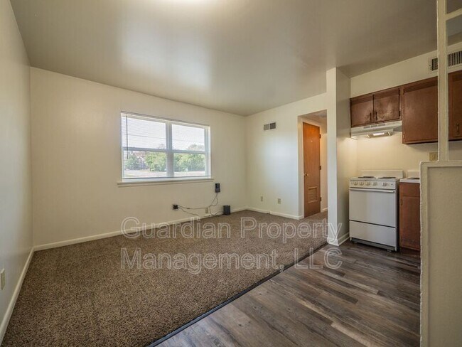 Photo - 1115 N College Dr