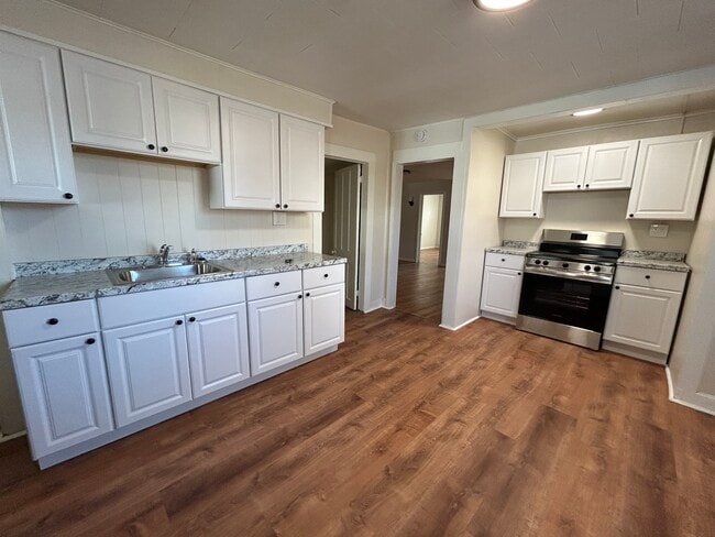 Building Photo - 663 Pawling Ave Unit 2L