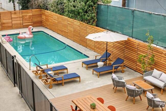 Plaza Pool - 1286 W Adams Blvd Rental