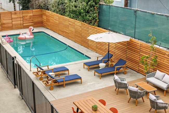 Plaza Pool - 1286 W Adams Blvd Rental