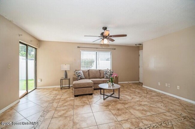 Photo - 2418 Delys St