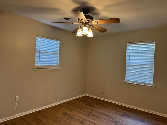 Photo - 409 E Lilly Ln