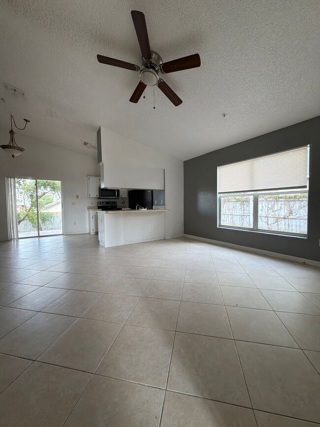 Photo - 13855 Glasser Ave