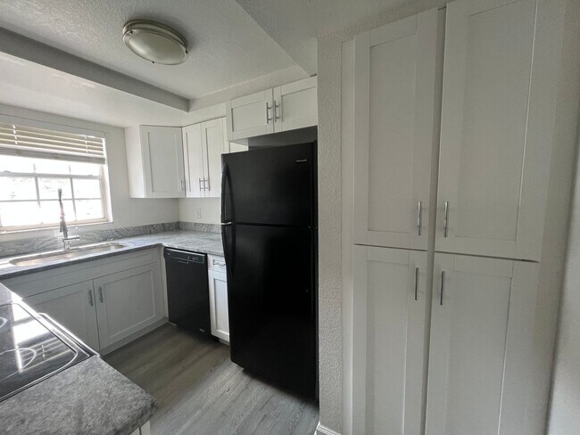 Photo - Modern 3 Bed 2 Bath Condo for Rent in Wint...