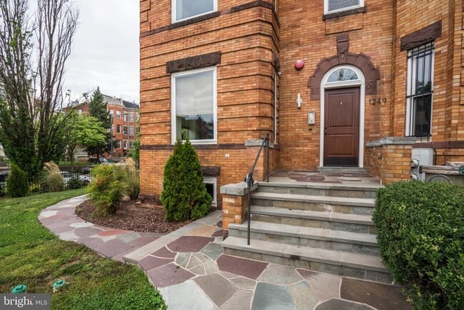 Photo - 1249 Kenyon St NW Unit 2