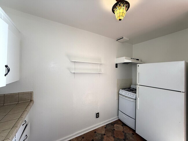Photo - 432 W 17th St