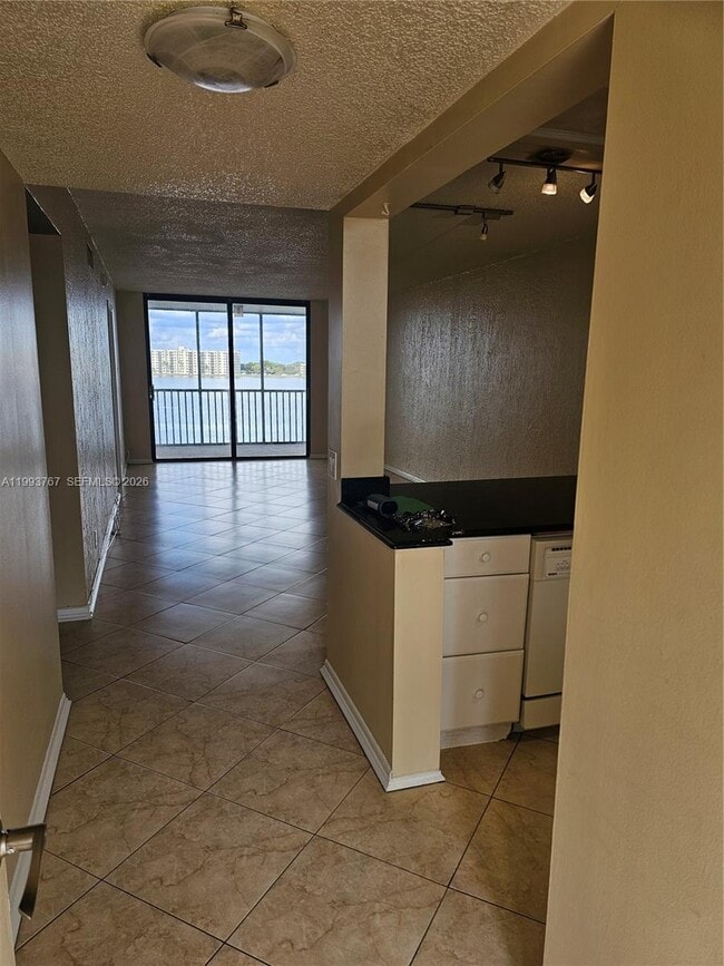 Building Photo - 114 Lake Emerald Dr Unit 409