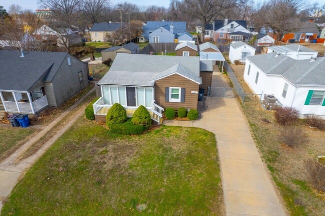 Building Photo - Charming And Cozy 2 Bedroom Home
