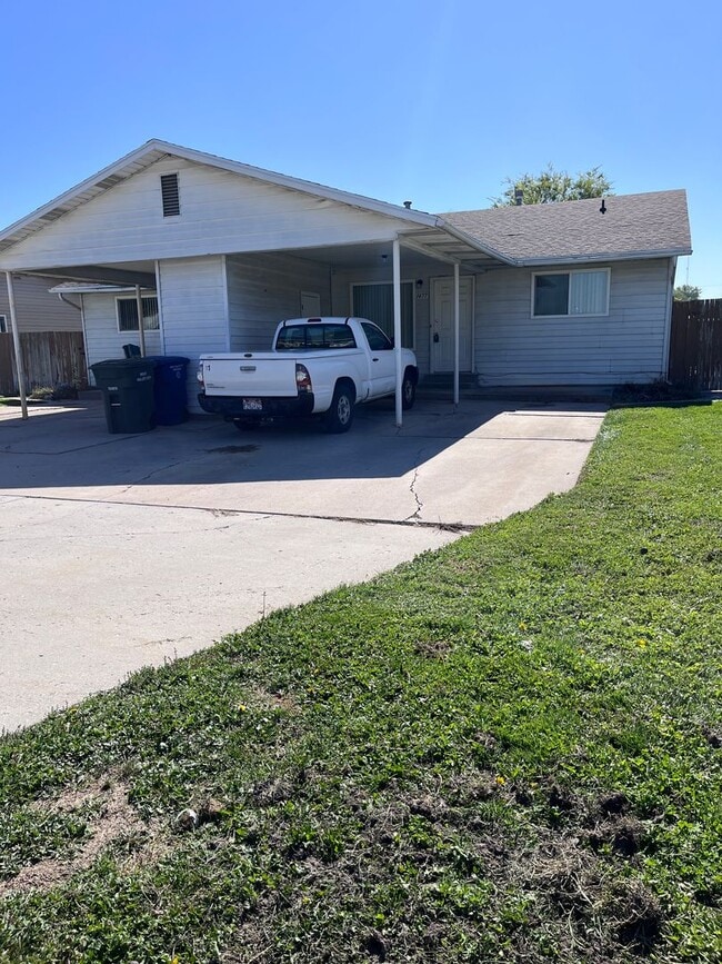 Building Photo - 1 Month Free! $0 application fee! 2 Bedroo...