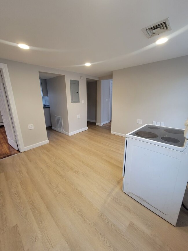 Building Photo - 15 Broadway-Unit 2 Unit 2