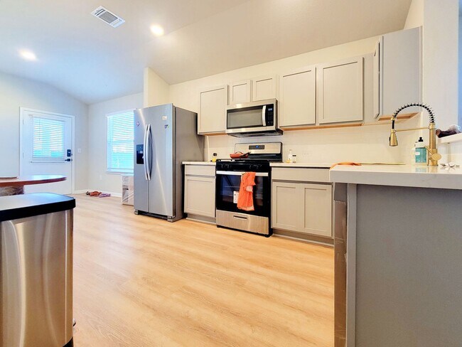 Photo - Spacious 4-Bedroom, 2-Bathroom Single Family Home in Austin!