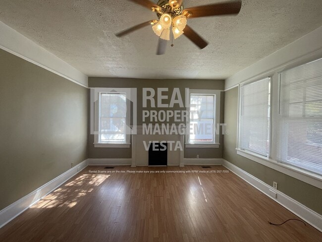 Photo - 1096 Hillyer Ave
