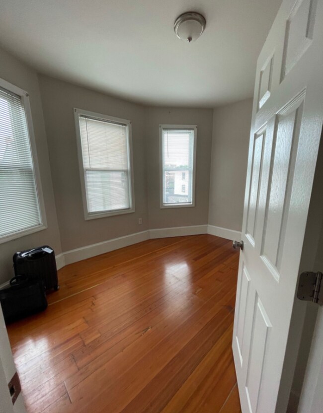 Photo - 241 Maverick St Unit 4-bed EASTIE