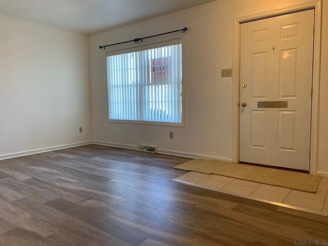 Photo - 555 Edward St