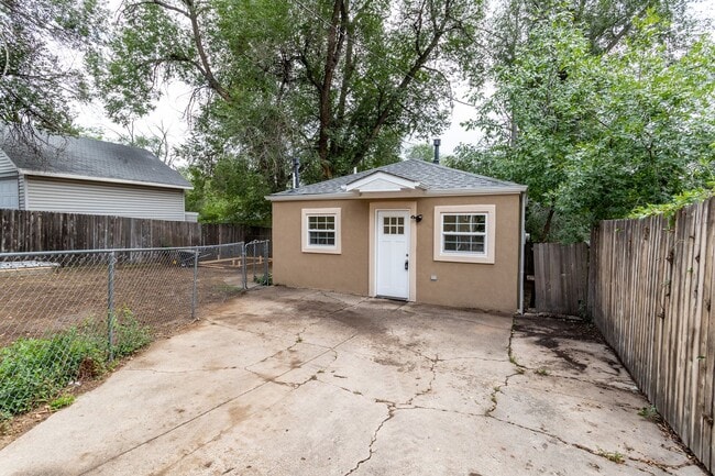 Building Photo - Charming Updated Cottage – 2 Bed, 1 Bath!! Rental