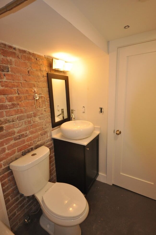 Photo - No Brokers Fee, Central Heat/AC, In-Unit Washer and Dryer, Large Fully Renovated, Eat-in Kitchen