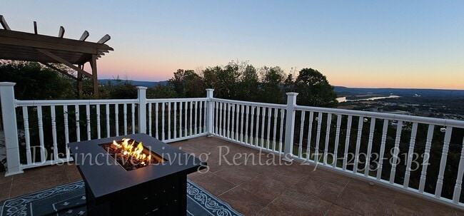 Building Photo - Cozy home with a stunning view!