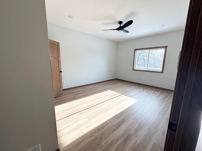 Photo - 577 Main St W