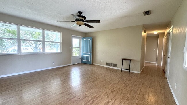 Photo - 484 Grandview Ave