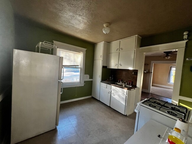 Photo - 844 Hovey St SW