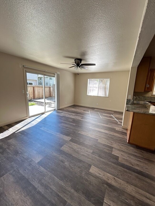 Photo - 3 Bed, 2.5 Bathroom Apartment Unit 1041-4