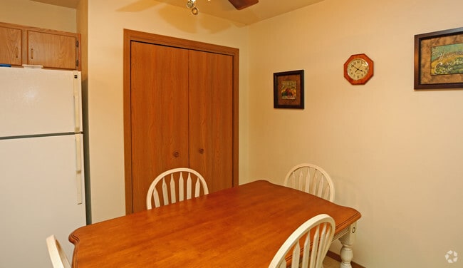 Dining Area - Grand Avenue Luxury Apartment Homes