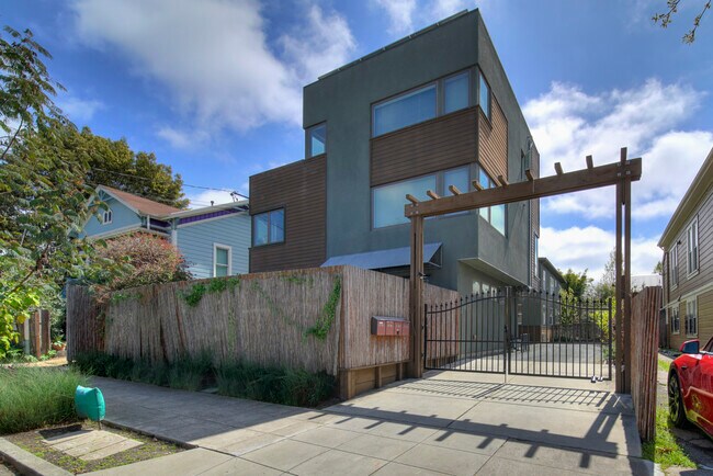 building (condo is 2nd and 3rd floors of this building - only 1 unit under this one) - 1520 Fairview St Unidad 1520B Fairview Street