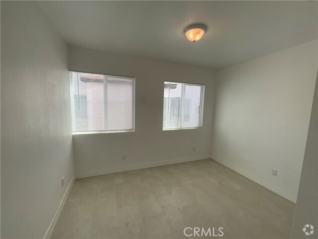 Building Photo - 17371 Queens Ln Unit 105 Rental