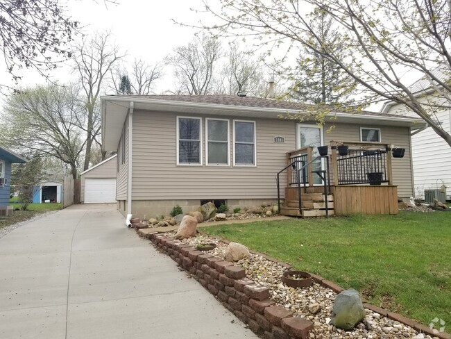 Building Photo - BEAUTIFUL UPDATED 3 BEDROOM 2 BATH HOUSE!