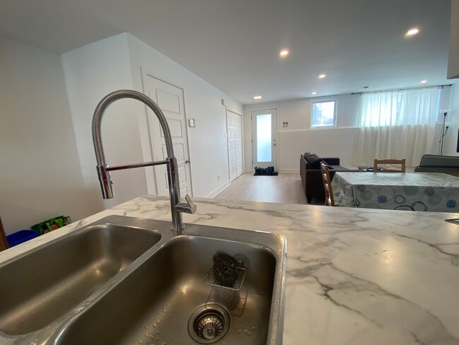 Photo - 201 Rue Desmarchais Unit 201