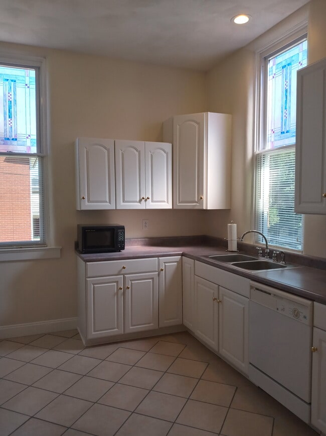 Kitchen - 532 Pine St Unit 1