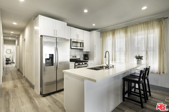 Building Photo - 1559 1/2 S Harvard Blvd Rental