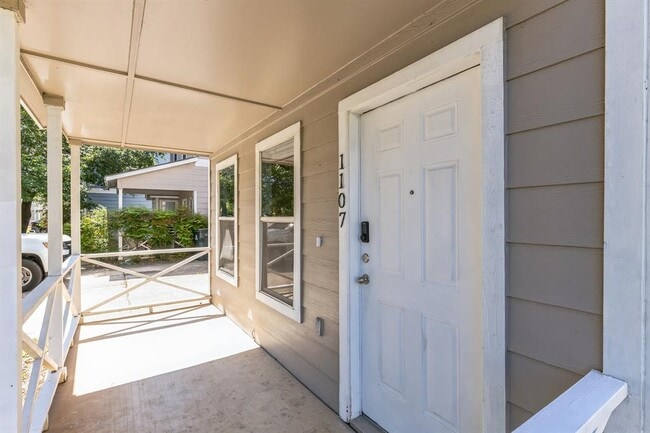 Photo - 1107 E 3rd St