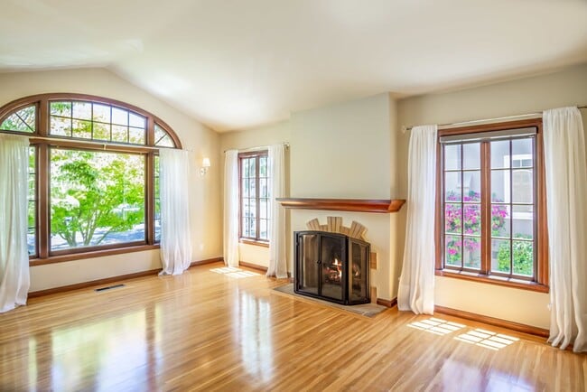 Photo - 1809 Versailles Ave