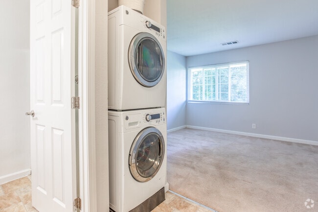 2BR, 2BA - 950 SqFt