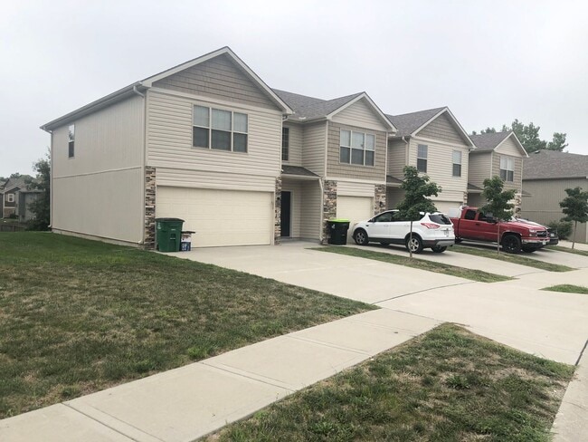 Building Photo - 3 Bed | 2.5 Bath | 2 Car Garage Townhome in Grain Valley w/ Special