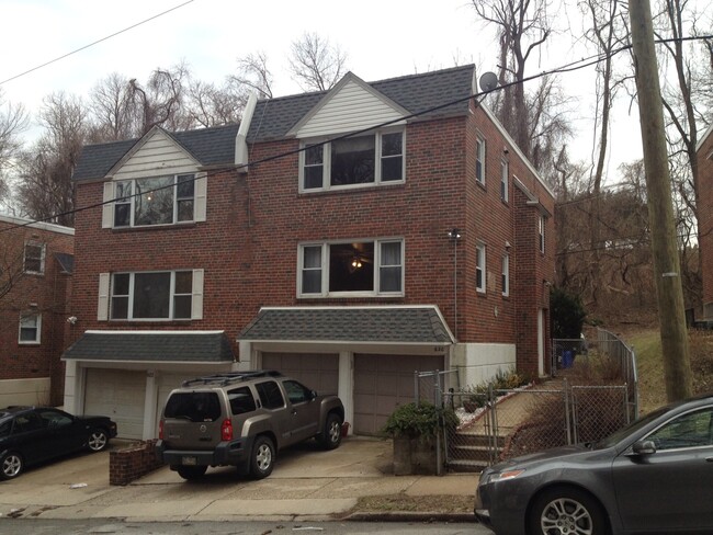 Building Photo - 620 Green Ln Unit Second Floor