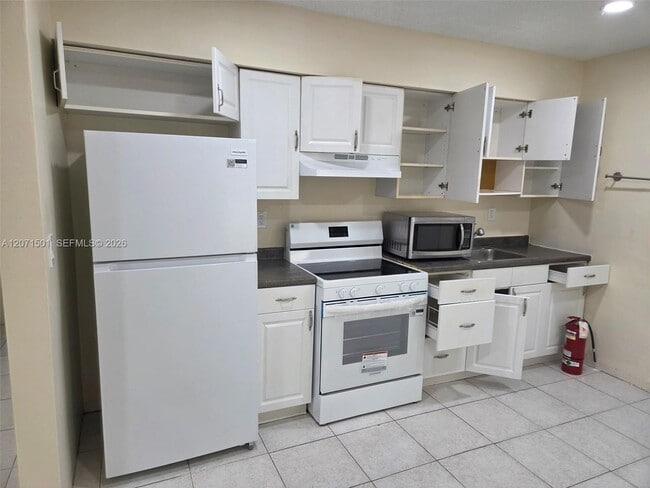 Building Photo - 6050 SW 34th St Unit 1