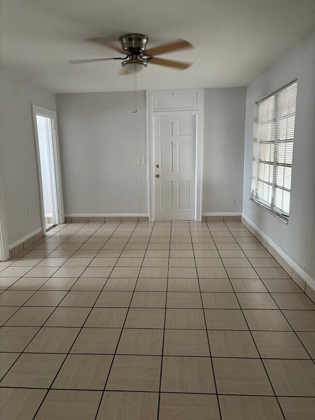 Building Photo - 627 SW 21st Ave Unit 4