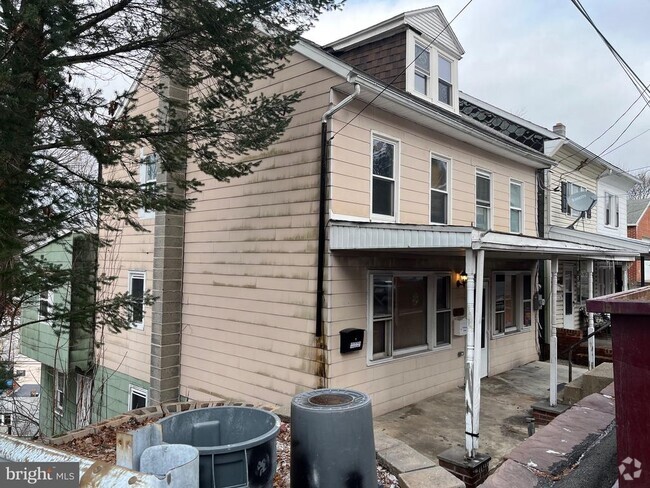 Building Photo - 128-30 Spruce St Rental